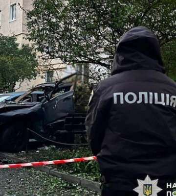 У Києві в дворі багатоповерхівки вибухнуло авто