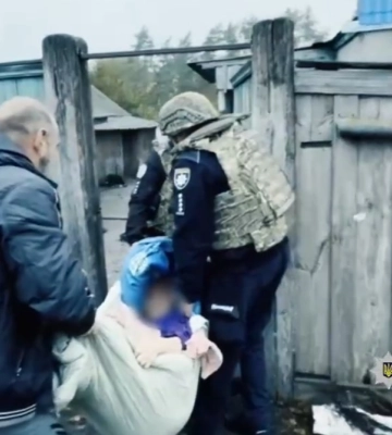 Поліцейські спецпідрозділу «Білий Янгол» евакуювали маломобільну жінку з прикордоння Сумщини