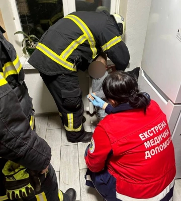 У Луцьку рятувальники допомогли хлопчику, у якого рука застрягла в батареї