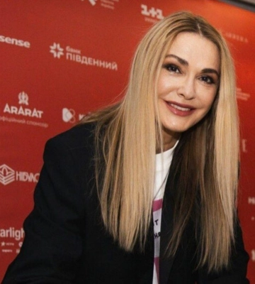 Наче голлівудська зірка: Ольга Сумська приголомшила своїм виглядом у 2000-х