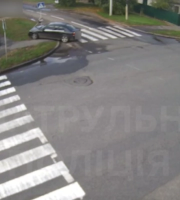 В’їхав у світлофор, а потім у ще дві автівки: у Черкасах водій скоїв дві ДТП (ВІДЕО)