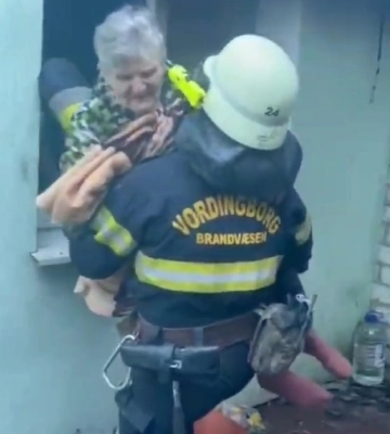 Жінку винесли з пожежі вогнеборці на Харківщині (відео)