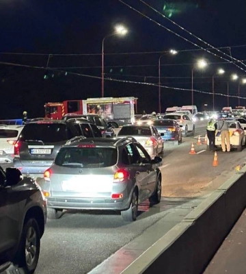 Паралізований міст і розчавлений ВАЗ: у Дніпрі - серйозна ДТП