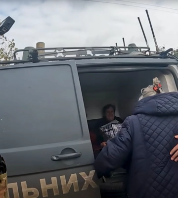 Поліцейські під обстрілами евакуювали людей із Добропілля: росіяни атакували екіпаж дроном