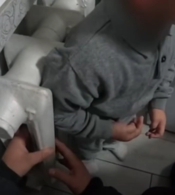 В Луцке трехлетний мальчик застрял в батарее – видео