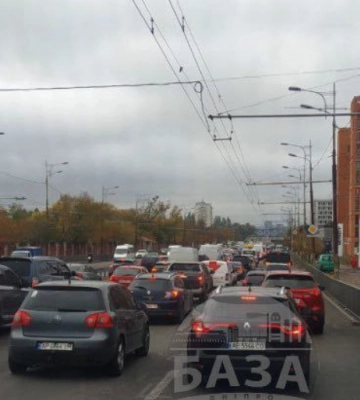 Ланцюгове ДТП: у Дніпрі проспект стоїть в заторі