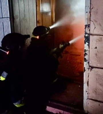 У Херсоні після нічної атаки РФ з-під завалів врятували людину