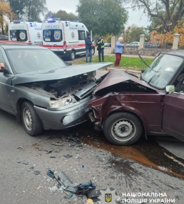 У лобовому зіткненні в Черкасах зійшлися дві автівки (ФОТО)