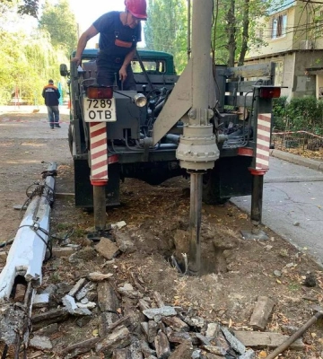 В Одесі комунальники «Одесміськсвітло» замінюють аварійні опори