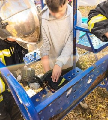 На Іршавщині рятувальники визволили хлопчика, який застряг пальцем у гойдалці 