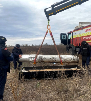 На полі у Харківській області виявили тубус із нерозірваними авіаракетами 