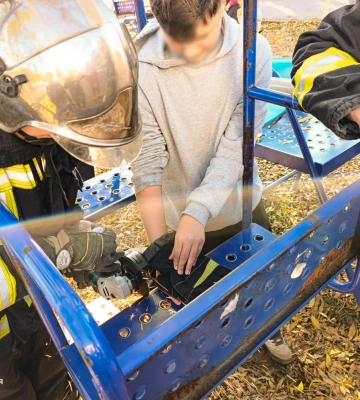 На Іршавщині рятувальники визволили хлопчика, який застряг пальцем у гойдалці 