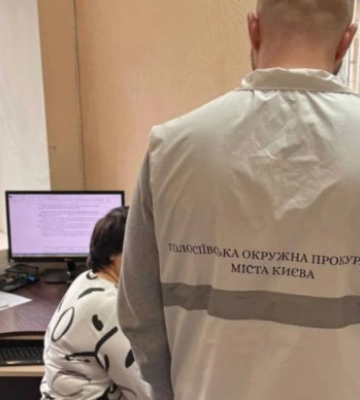 Посадовицю Голосіївської РДА підозрюють у розтраті 600 тисяч гривень під час закупівлі ноутбуків для шкіл