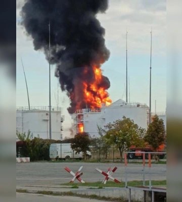 В РФ после атаки дронов горит нефтебаза