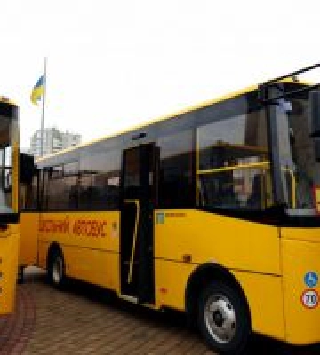 Чотири громади на Волині отримали шкільні автобуси з підйомниками