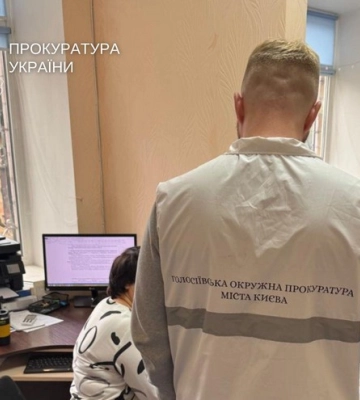 Посадовицю Голосіївської РДА підозрюють у розтраті 600 тисяч гривень під час закупівлі ноутбуків для шкіл