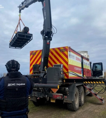 На полі у Харківській області виявили тубус із нерозірваними авіаракетами 