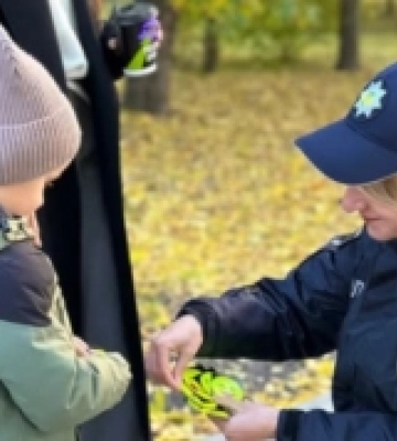 Дітям – флікери, батькам – поради: у Первомайську нагадали громадянам про безпеку на дорозі