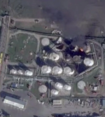 Не менее пяти резервуаров с топливом сгорели на нефтебазе в Крыму — топливо исчезает с заправок
