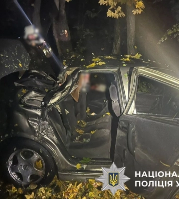 На Київщині забитий підлітками легковик врізався у дерево: один загинув, шестеро в лікарні