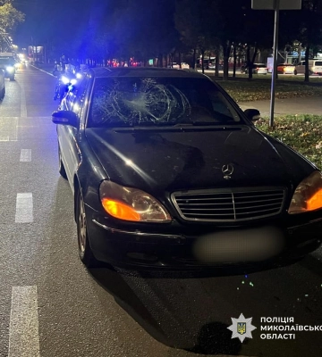 ДТП у Миколаєві: автомобіль Mercedes-Benz на пішохідному переході збив юнака