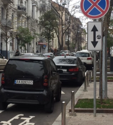 Билборд перенесли прямо на велодорожку на Стрыйской: город требует демонтажа