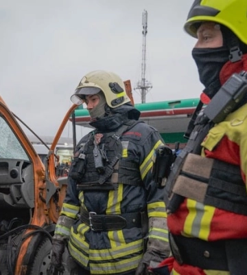 Наслідки удару по перехрестю у Сумах показала ДСНС (, )