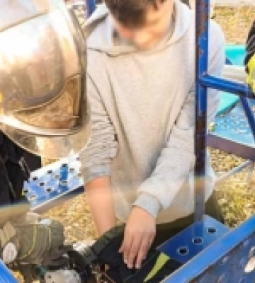 На Іршавщині рятувальники визволили хлопчика, який застряг пальцем у гойдалці 