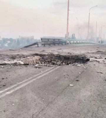 Росіяни вдарили по Херсону з авіації, постраждала літня жінка
