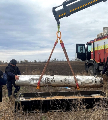 На полі у Харківській області виявили тубус із нерозірваними авіаракетами 