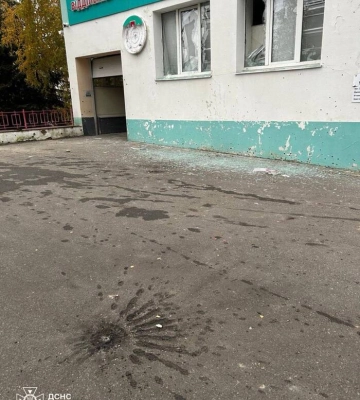 Последствия атаки «шахедов» по Новгород-Северскому показала ГСЧС (, )