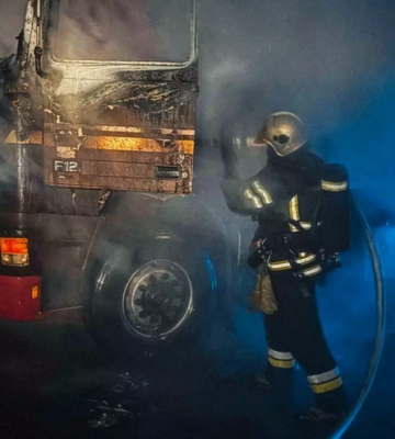Під Києвом горіла фура: постраждала жінка