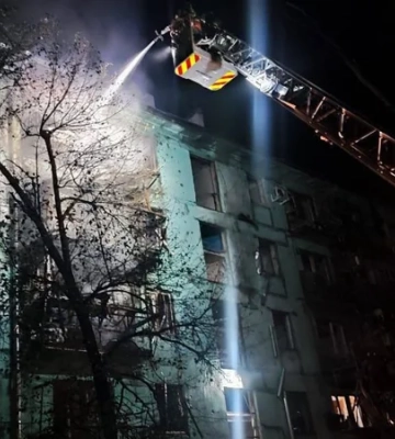 Из-за ночной атаки дронами в Запорожье возникли пожары, без света остались почти 2000 человек — фото
