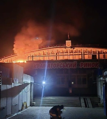 Російський безпілотник вночі вдарив по центральному ринку Краматорська: виникла пожежа