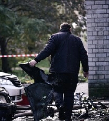 Поврежденные квартиры и выбитые окна – фото последствий атаки РФ в Дарницком районе Киева