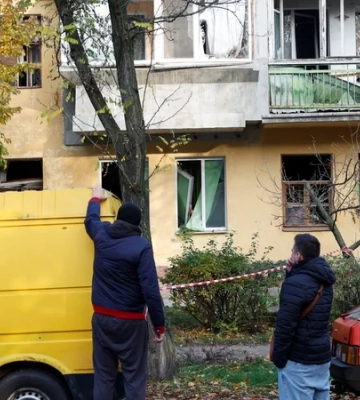 Попадание в многоэтажки, медучреждение и общежитие: фоторепортаж последствий российского комбинированного удара по Киеву