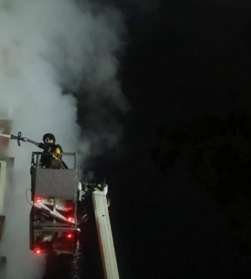 У Києві знову вибухи, працює ППО: загорілась багатоповерхівка у Деснянському районі, влучання уламків у будинок на Печерську