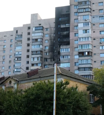 Влучання у багатоповерхівки, медзаклад і гуртожиток: фоторепортаж наслідків російського комбінованого удару по Києву