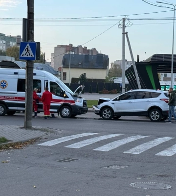 Медики їхали на виклик: у Луцьку на 40-му влупилися «швидка» і кросовер (відео)