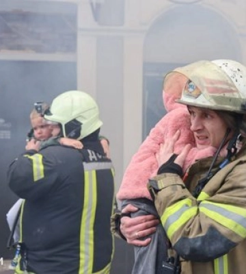 Наслідки удару РФ по дитсадку в Харкові: загинула людина, 7 постраждалих. У дітей гостра реакція на стрес. ФОТОрепортаж