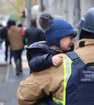 У многих детей острая реакция на стресс: спасатели показали последствия удара РФ по детсаду в Харькове — фото