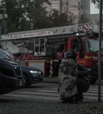 У Києві знову вибухи, працює ППО: загорілась багатоповерхівка у Деснянському районі, влучання уламків у будинок на Печерську