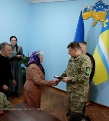 На Полтавщині вшанували загиблих героїв: родини захисників отримали державні нагороди