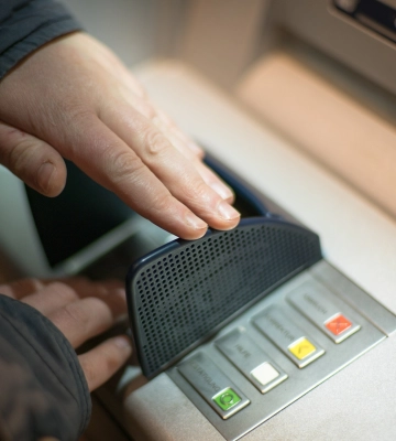 Попросив зателефонувати і здав телефон у ломбард: у Рівному судитимуть шахрая