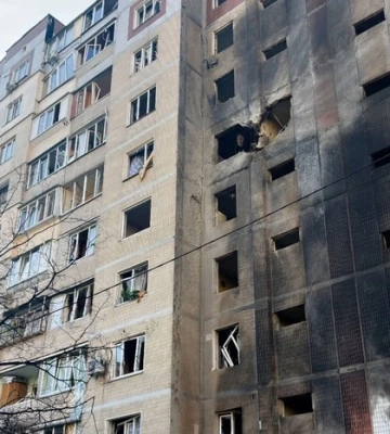 «Шахед» поцілив у багатоповерхівку на Троєщині: загорілися квартири та автівки