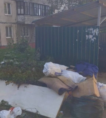 А у дворі в Рівному - сміття горою