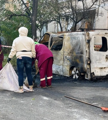 «Шахед» поцілив у багатоповерхівку на Троєщині: загорілися квартири та автівки