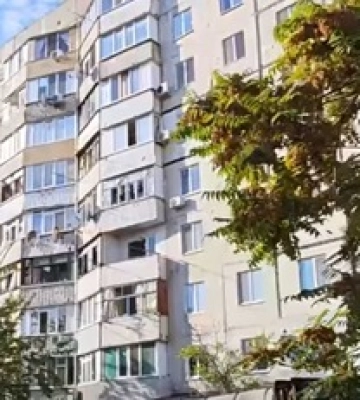 Військові РФ ударили по Дніпровському району Херсона: є постраждалий