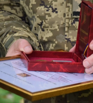 На Закарпатті рідним полеглого прикордонника Дмитра Цацури вручили медаль "Захиснику Вітчизни" (ФОТО)