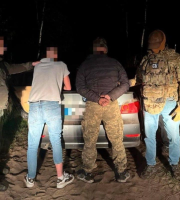За 4,5 тисячі доларів - за кордон: 21-річний житель Рівненщини організував незаконне переправлення чоловіків за кордон